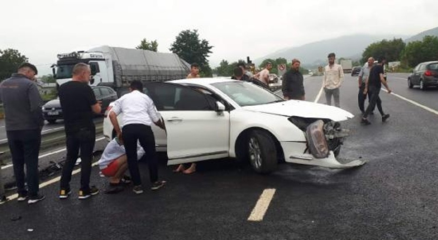 Bursa'da otomobil bariyerlere çarptI