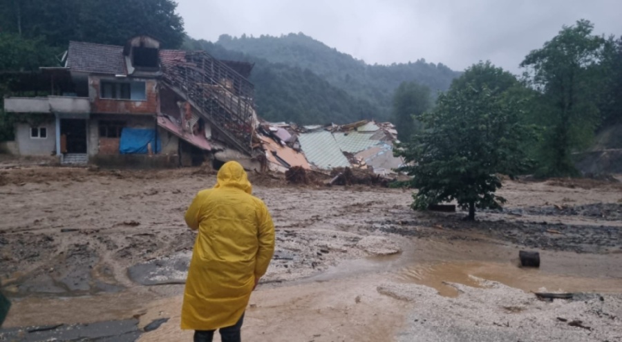 Düzce'de iki katlı ev yıkıldı