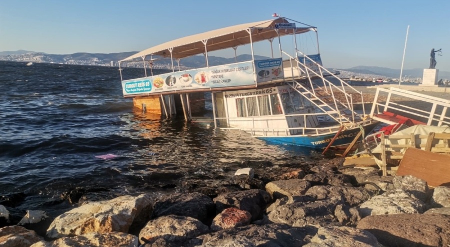 Kuvvetli lodos balık-ekmek teknesini yan yatırdı