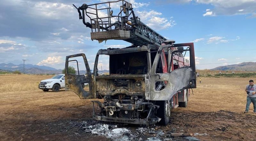 Batman'da yangın ihbarına giden itfaiye aracı yandı