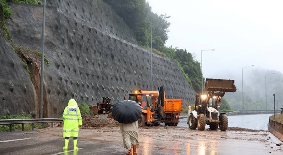 Düzce-Yığılca kara yolu sağanak nedeniyle ulaşıma kapatıldı