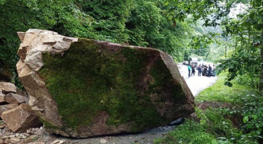 Rize'de yola dev kaya düştü
