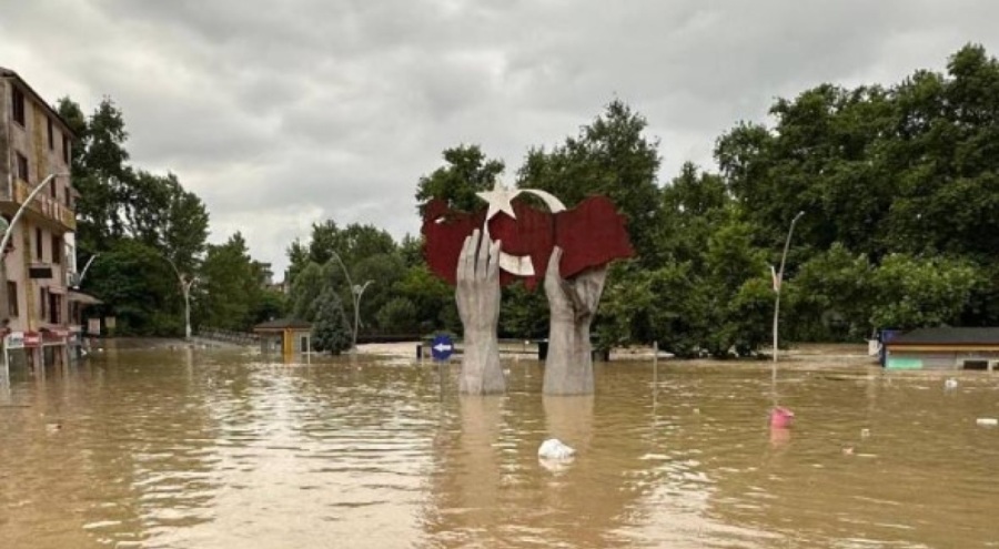 Karadeniz'i sağanak vurdu: Dereler taştı, heyelan oldu
