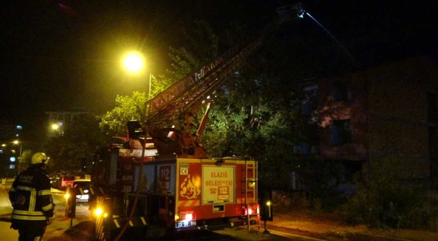 Elazığ'da depremde ağır hasar alan bina yandı