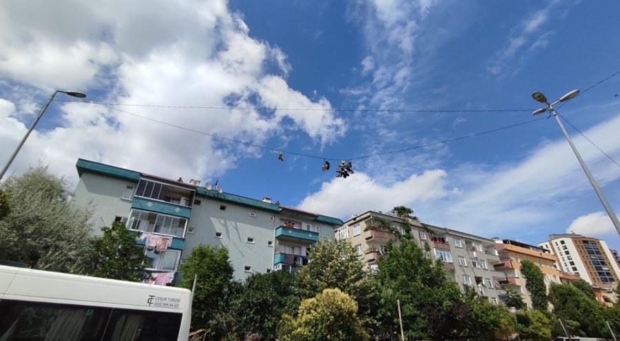 Bağcılar'da tellere asılı ayakkabılar merak konusu oldu