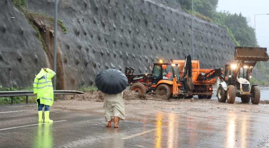 Bakanlık trafiğe kapanan yolları ve alternatif güzergahları açıkladı