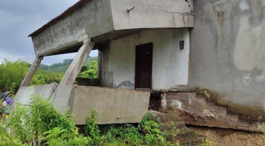 Sağanak yağış hasar getirdi! Zemini kayan 3 ev boşaltıldı