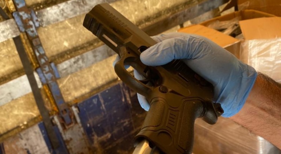 Gümrük mührü bozulan TIR'da binlerce tabanca parçası ele geçirildi