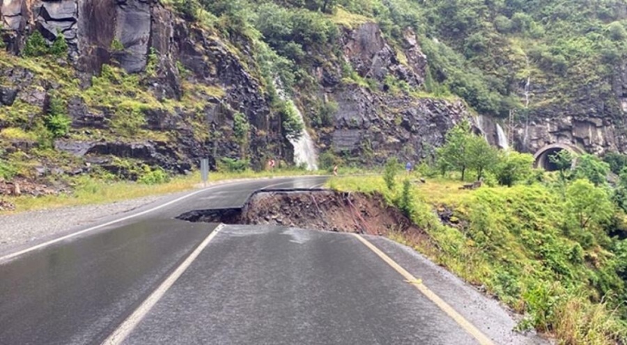Karadeniz- Akdeniz yolunda heyelan meydana geldi