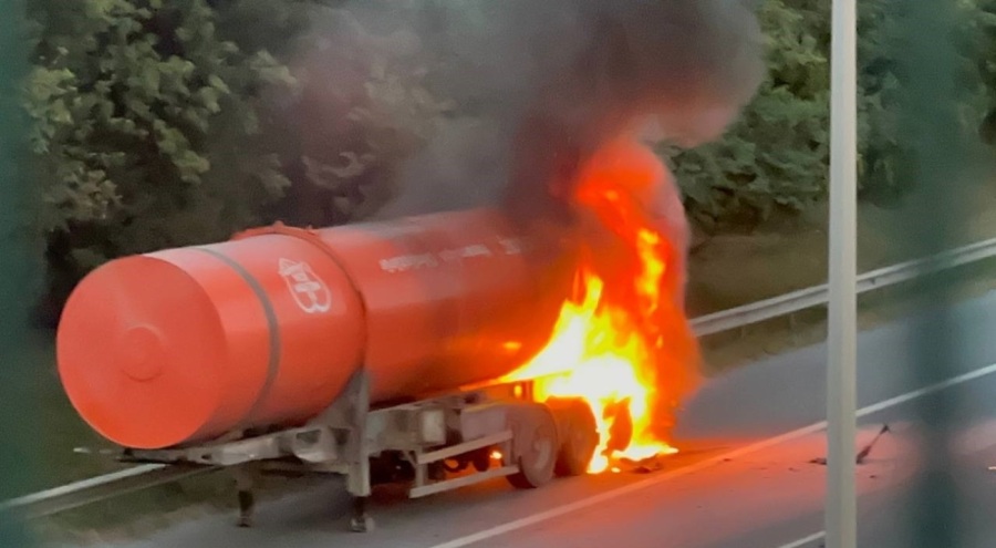 TEM'de seyir halindeki çöp kamyonu alev alev yandı