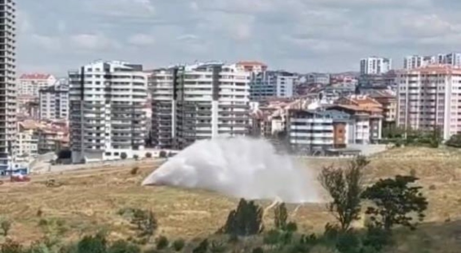 Ankara'da Başkent'te boru patladı, su metrelerce yükseğe fışkırdı