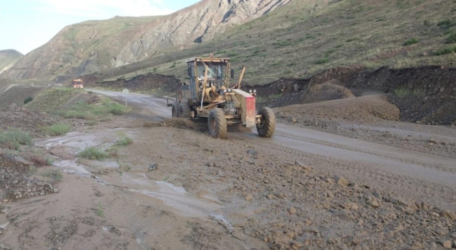 Kağızman-Ağrı kara yolunda heyelan meydana geldi
