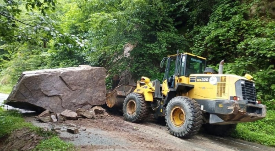 Rize'de heyelanda kapanan yollar açıldı