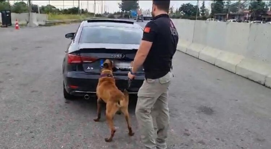 Adana'da otomobildeki valizlerden 20 kilo esrar çıktı