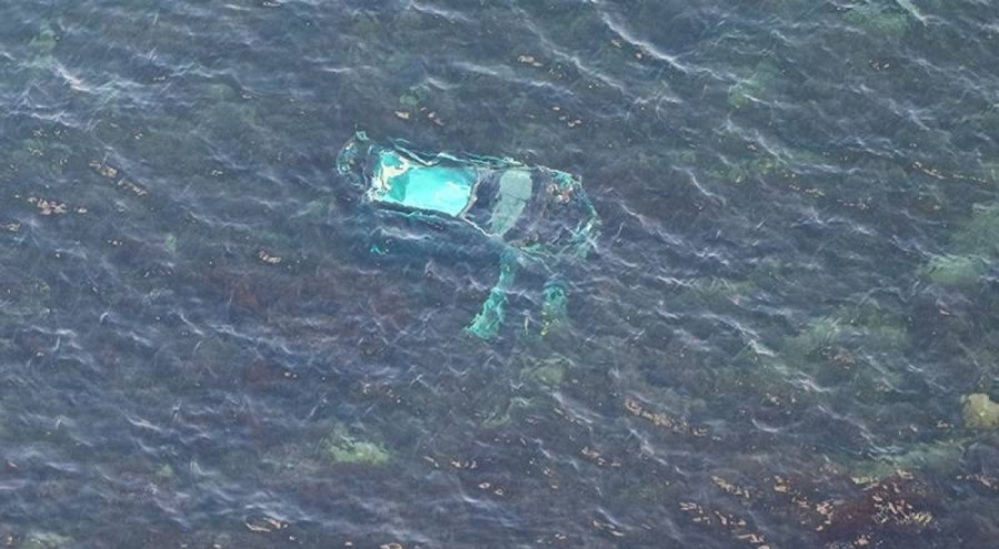 El frenini çekmeyi unuttu, otomobili uçurumdan denize yuvarlandı