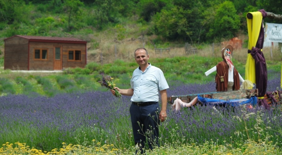 Bursalı doktorun Nilüfer'deki tıbbi aromatik bahçesi doğaseverleri konuk ediyor