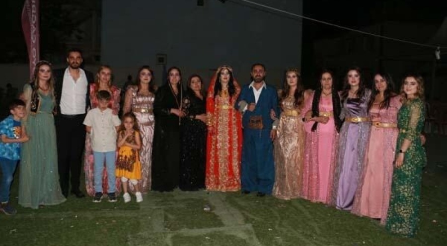 Aşiret düğününde gelin ve damada servet takıldı!