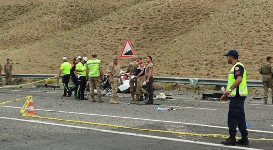 Van'da otomobil askeri araçla birbirine girdi: 1 ölü
