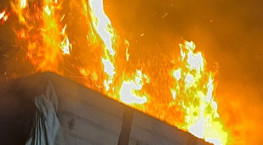 Lastiği patlayan tır alev topuna döndü