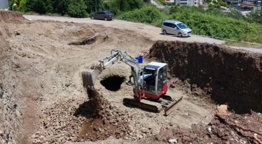 İnşaat temel kazısında mezar odaları bulundu