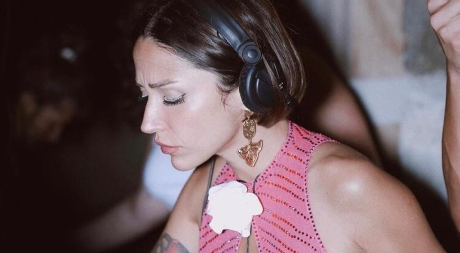 Zeynep Bastık'ın tercihi transparan tulum