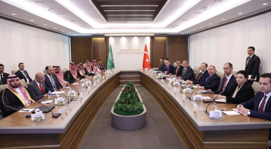 Bakan Özhaseki, Suudi Arabistanlı Bakan Al Hogail ile bir araya geldi