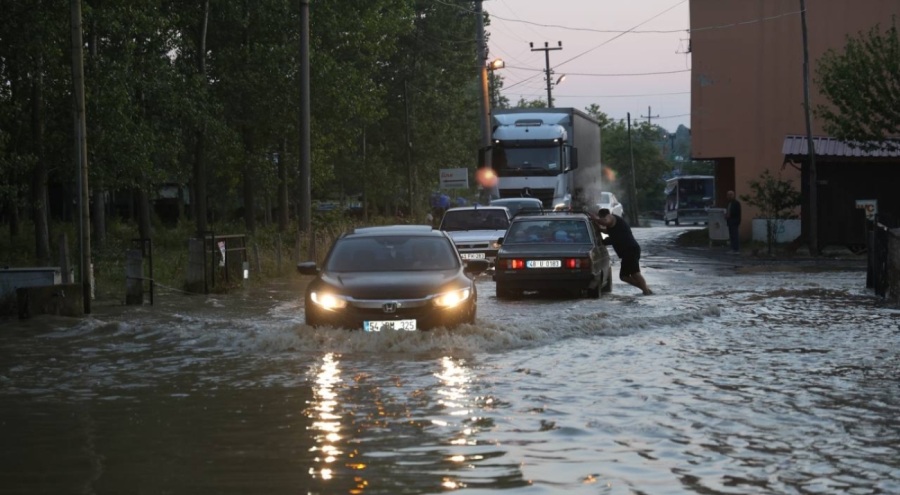 Melen Çayı taştı, ulaşımda aksama yaşandı