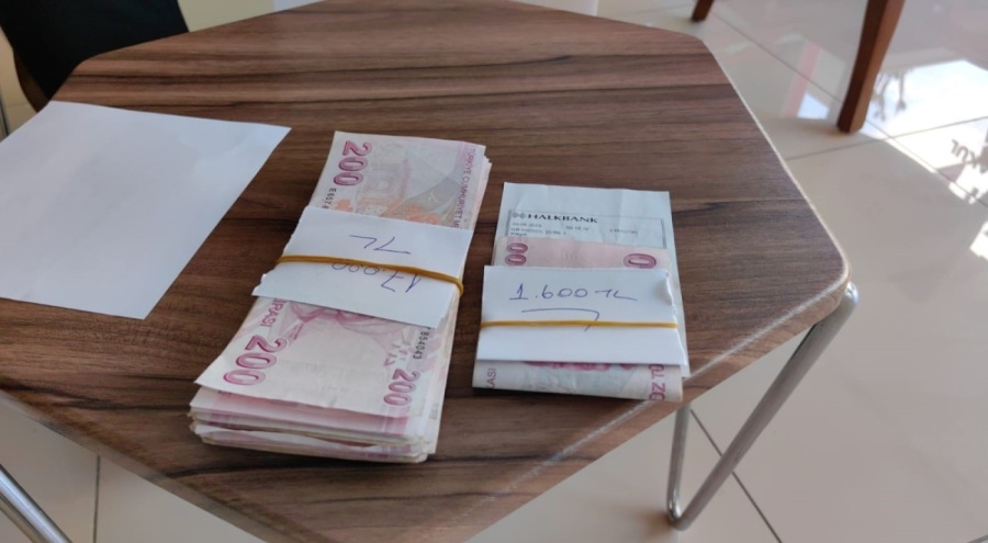 Bursa'da yaşlı kadının tarlada çalışarak biriktirdiği kayıp umre parasını eczacı buldu