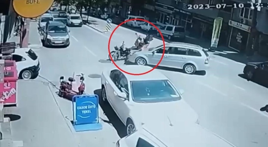 Bursa'da siparişe yetişmeye çalışan kuryeye otomobil çarptı!