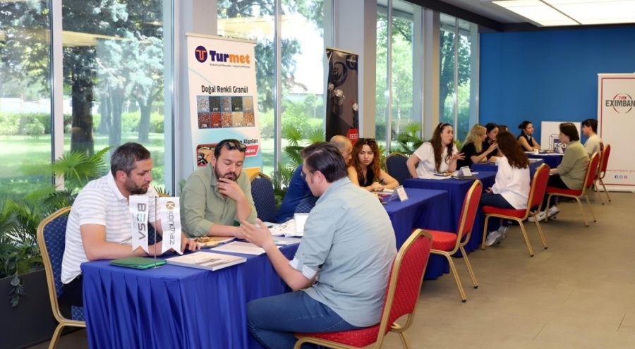 Mekatronik uzmanlık programına katılan gençler, firmaların markajında