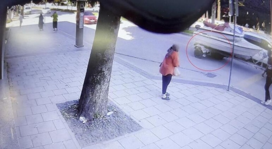 Sakarya'da hafif ticari araçla motosiklet çarpıştı! Yoldan geçen yakın metrelerce sürüklendi