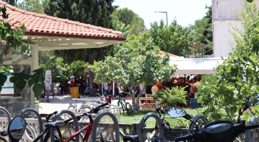 Maseratili polisin cenazesinde olay: Gazeteci saldırıya uğradı