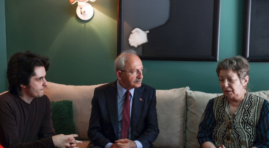 Kılıçdaroğlu'ndan Özkan Uğur'un ailesine başsağlığı ziyareti