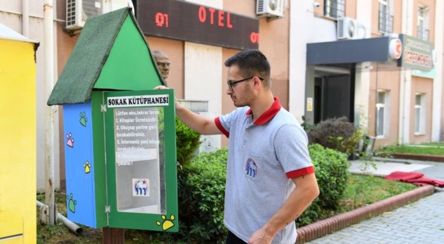 Mustafakemalpaşa Belediyesi'nden "Geri dönüşen sokak kütüphanesi" projesi