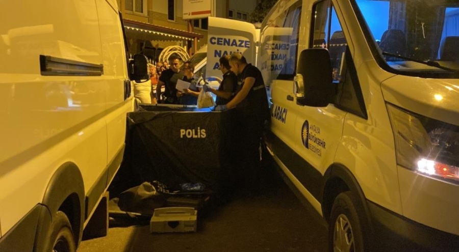 Annesini ziyaretten dönerken minibüsün altında kaldı