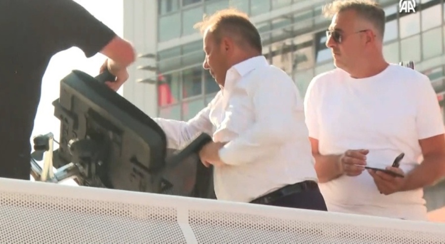 Tanju Özcan'dan CHP Genel Merkezi önünde koltuk eylemi: Git evinde otur