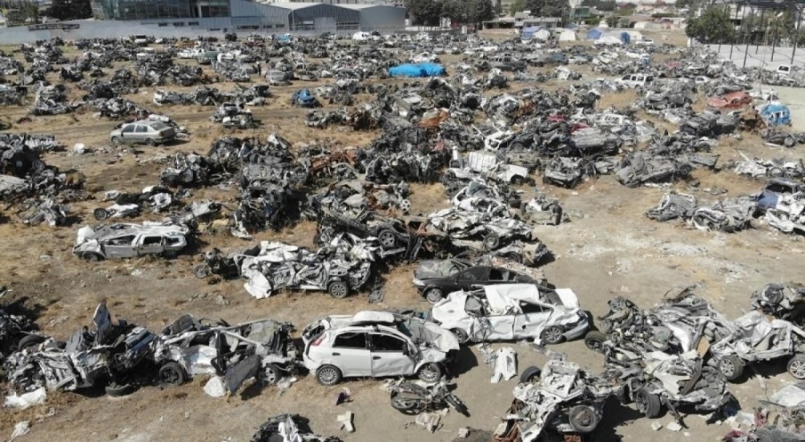 Hatay'da araç mezarlığı! Hüzünle teslim alıyorlar