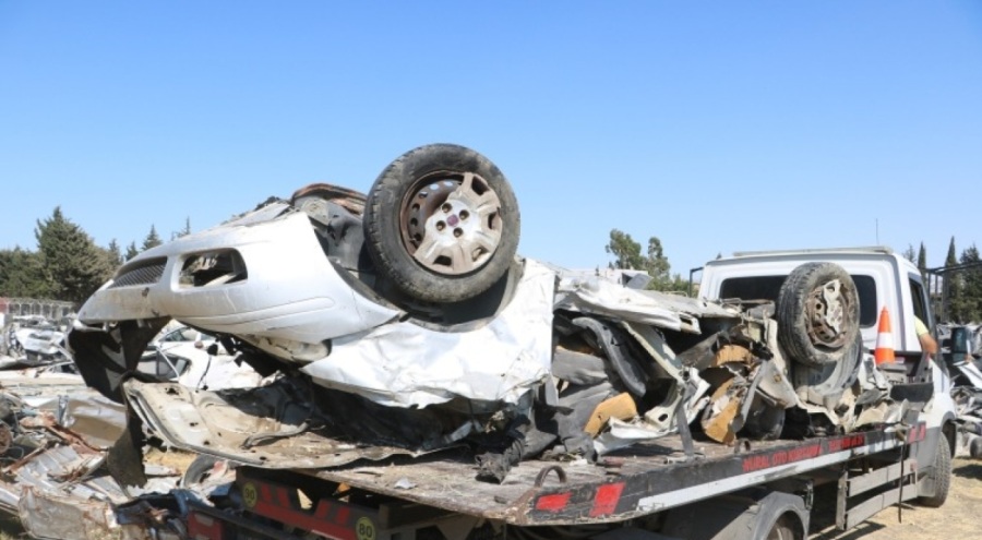 Depremzedeler araçlarını teslim almaya başladı
