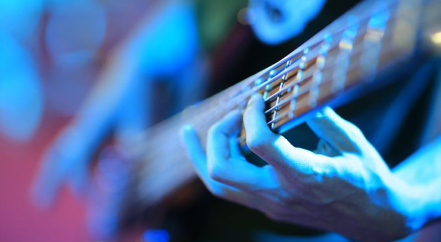 Küresel müzik endüstrisi 1 trilyon dinlemeyi aştı!