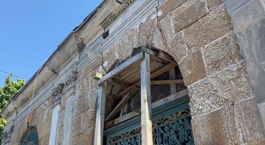 174 yıllık Adile Sultan Türbesi tehlike saçıyor