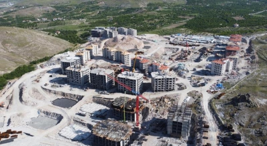 Deprem konutlarının yapımı sürüyor