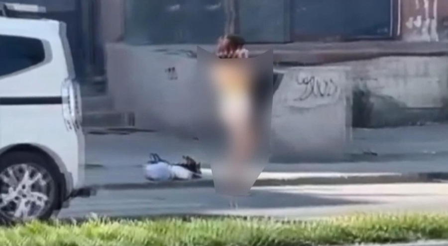 Yol kenarında soyundu, trafiği birbirine kattı!