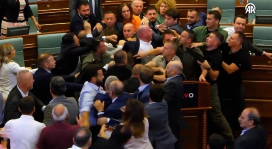 Kosova Meclisi'nde iktidar ve muhalefet arasında kavga çıktı!