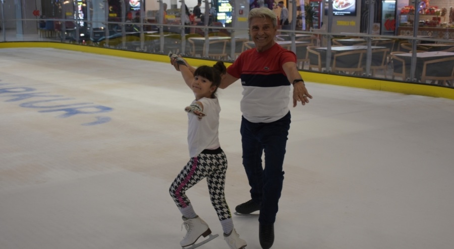 Donmuş havuzda başladığı buz pateninde yıllardır sporcu ve antrenör yetiştiriyor