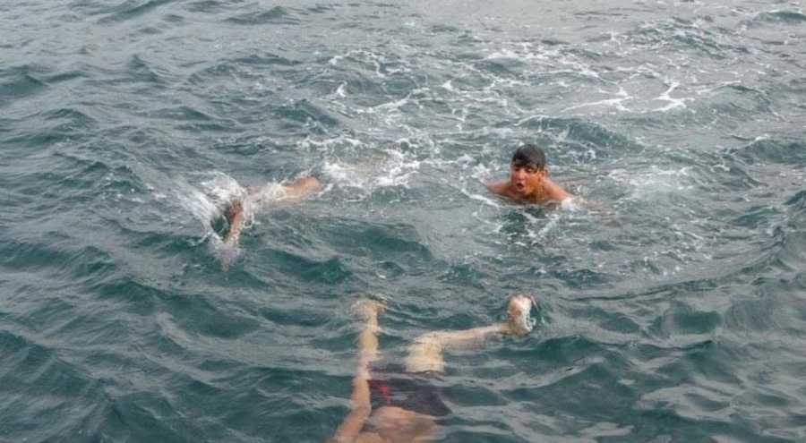 Sıcaklardan bunalanlar çareyi denize girmekte buldu