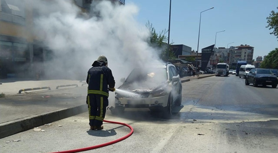 Seyir halindeki araç küle döndü