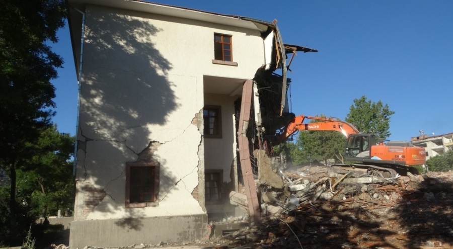 Depremde hasar alan valilik binası yıkılıyor