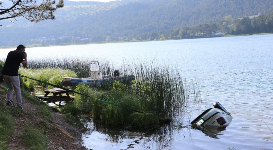Fotoğraf çekmek için araçtan indi otomobili göle düştü