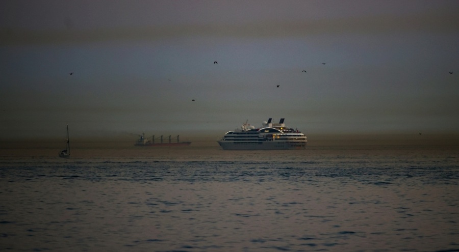 İstanbul'da denizin üzerinde kahverengi toz bulutu oluştu
