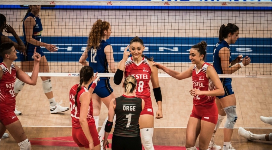 İtalya'yı yenen Filenin Sultanları yarı finalde